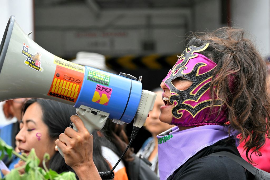 Una mujer grita consignas con un megáfono durante una marcha con motivo del Día Internacional de la Mujer en Quito, el 8 de marzo de 2024. (Foto: Rodrigo Buendía/AFP vía Getty Images).
