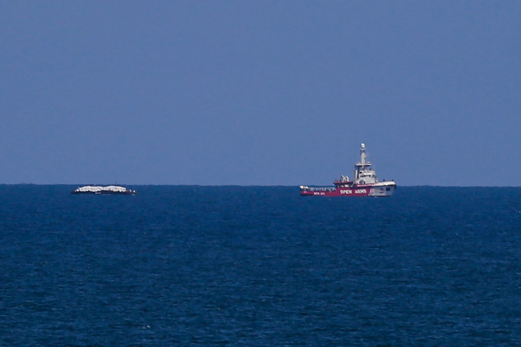 El buque marítimo Open Arms que zarpó de Larnaca en Chipre con ayuda humanitaria se acerca a la costa de la ciudad de Gaza el 15 de marzo de 2024. (Foto: AFP via Getty Images).