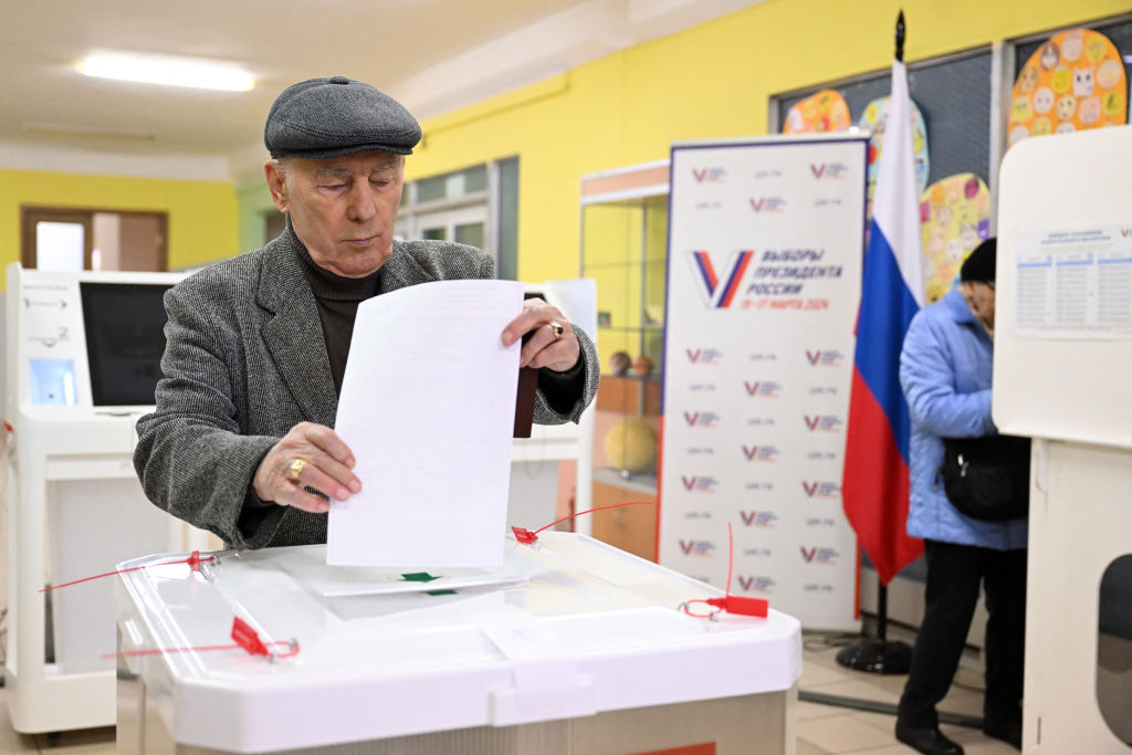 Un hombre emite su voto en las elecciones presidenciales de Rusia en un centro electoral en Moscú el 17 de marzo de 2024. (Foto: NATALIA KOLESNIKOVA/AFP vía Getty Images).