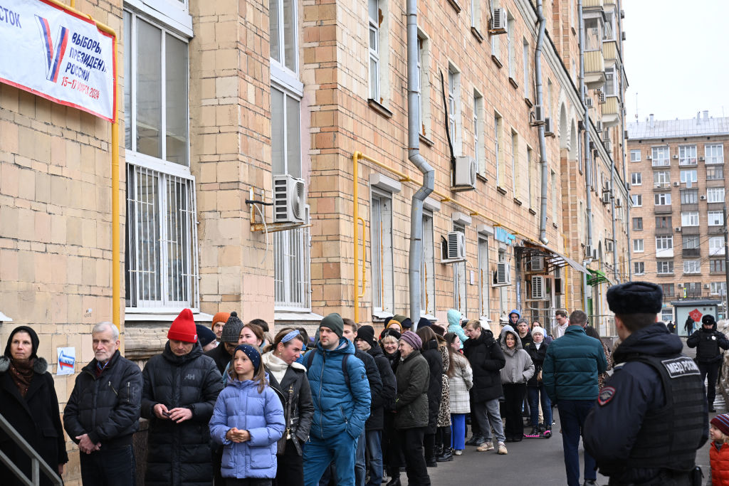 La gente hace fila frente a un centro electoral durante las elecciones presidenciales de Rusia en Moscú el 17 de marzo de 2024. La oposición rusa ha pedido a la gente que acuda a las urnas el 17 de marzo de 2024, al mediodía. (Foto de NATALIA KOLESNIKOVA/AFP/ vía Getty Images).