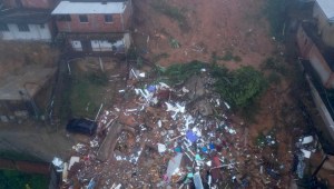Vista aérea que muestra los escombros de casas destruidas por las fuertes lluvias en Petrópolis, Brasil, el 23 de marzo de 2024).