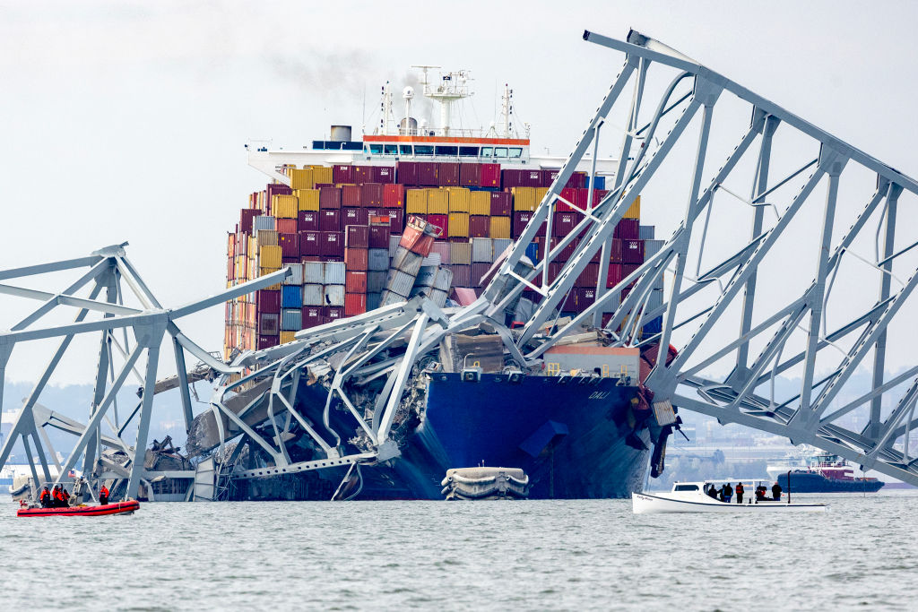 El carguero Dali se encuentra en el agua después de chocar y colapsar con el puente Francis Scott Key el 26 de marzo de 2024 en Baltimore, Maryland. (Foto: Tasos Katopodis/Getty Images).