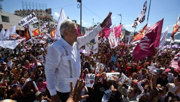 El candidato presidencial de México por el partido Morena, Andrés Manuel López Obrador, saludaba a sus seguidores durante un mitin de campaña en Acapulco, estado de Guerrero, México, el 25 de junio de 2018, antes de las elecciones presidenciales del 1 de julio. (Foto de Alfredo Estrella/AFP vía Getty Images).