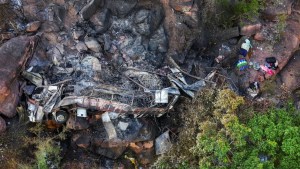 Una vista de los restos quemados del autobús que llevaba a los peregrinos de Pascua desde Botswana a Moria, tras el accidente cerca de Mamatlakala, en la provincia norteña de Limpopo, Sudáfrica. (Foto: Siphiwe Sibeko/Reuters).