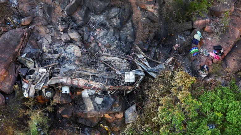 Una vista de los restos quemados del autobús que llevaba a los peregrinos de Pascua desde Botswana a Moria, tras el accidente cerca de Mamatlakala, en la provincia norteña de Limpopo, Sudáfrica. (Foto: Siphiwe Sibeko/Reuters).