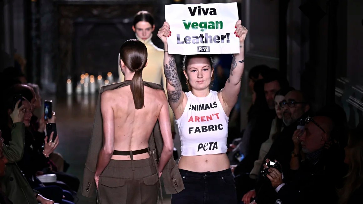 Aktywiści zakłócają pokaz mody Victorii Beckham w Paryżu