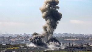 Esta fotografía tomada desde la frontera sur de Israel con la Ciudad de Gaza muestra una columna de humo que se eleva durante el bombardeo israelí en el territorio palestino el 13 de marzo de 2024, en medio del conflicto en curso entre Israel y Hamas. (Foto de JACK GUEZ/AFP vía Getty Images)