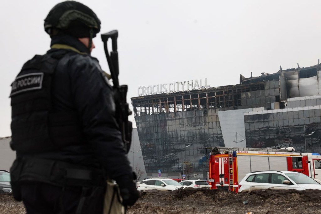 Un agente de la ley patrulla la escena del ataque con armas de fuego en la sala de conciertos Crocus City Hall en Krasnogorsk, en las afueras de Moscú, el 23 de marzo de 2024. (STRINGER/AFP via Getty Images)