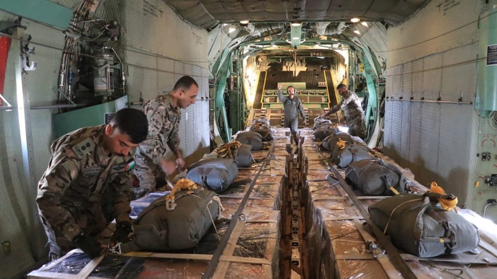 Elementos de las Fuerzas Armadas de Jordania se preparan para lanzar paquetes de ayuda por aire a varias zonas del norte de Gaza, en esta fotografía sin fecha publicada el 1 de marzo. (Foto: Fuerzas Armadas de Jordania/Reuters).