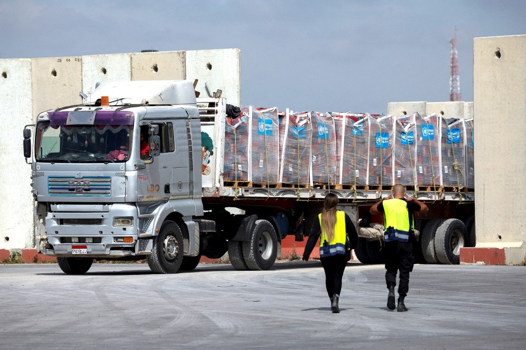 Un camión que transporta ayuda humanitaria con destino a Gaza llega al área de inspección en el cruce de Kerem Shalom en el sur de Israel, el 14 de marzo. (Foto: Carlos García Rawlins/Reuters).