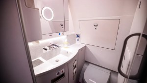 Los baños de los aviones apenas han cambiado desde 1975, cuando James Kemper patentó un sistema de descarga por vacío. (Foto: Matthias Balk/dpa/Picture Alliance/Getty Images).
