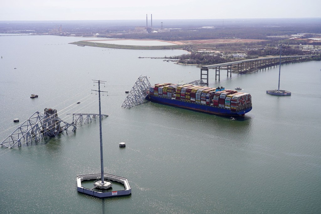 Vista aérea del buque de carga Dali y del puente colapsado el martes 26 de marzo. (Guardia Nacional de Maryland/Handout/Reuters)
