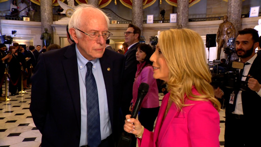El senador Bernie Sanders habla con Dana Bash de CNN. 