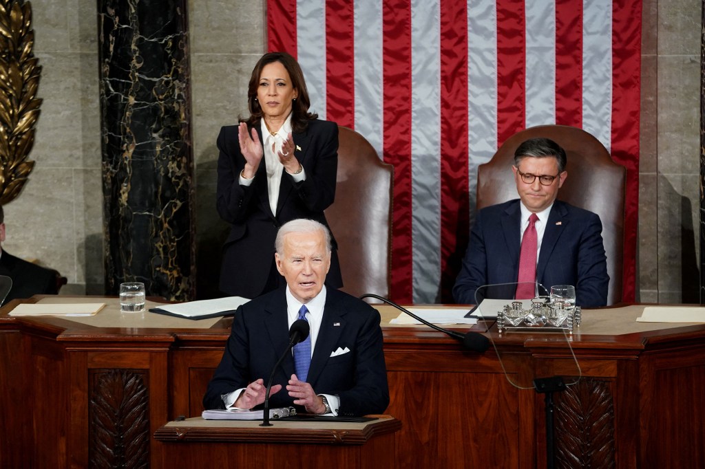 La vicepresidenta Kamala Harris aplaude mientras el presidente de la Cámara de Representantes, Mike Johnson, observa cómo el presidente Joe Biden pronuncia el discurso sobre el Estado de la Unión. (Kevin Lamarque/Reuters)
