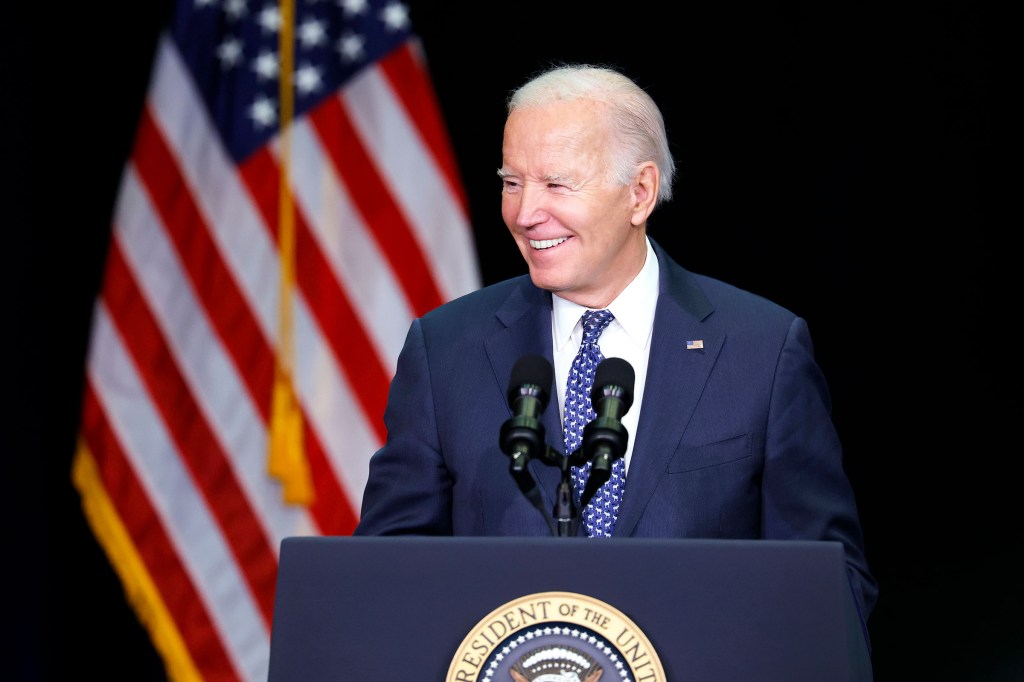 El presidente Joe Biden habla durante la Conferencia anual de Asuntos 2024 de los Demócratas de la Cámara de Representantes el 8 de febrero en Leesburg, Virginia. (Anna Moneymaker/Getty Images)