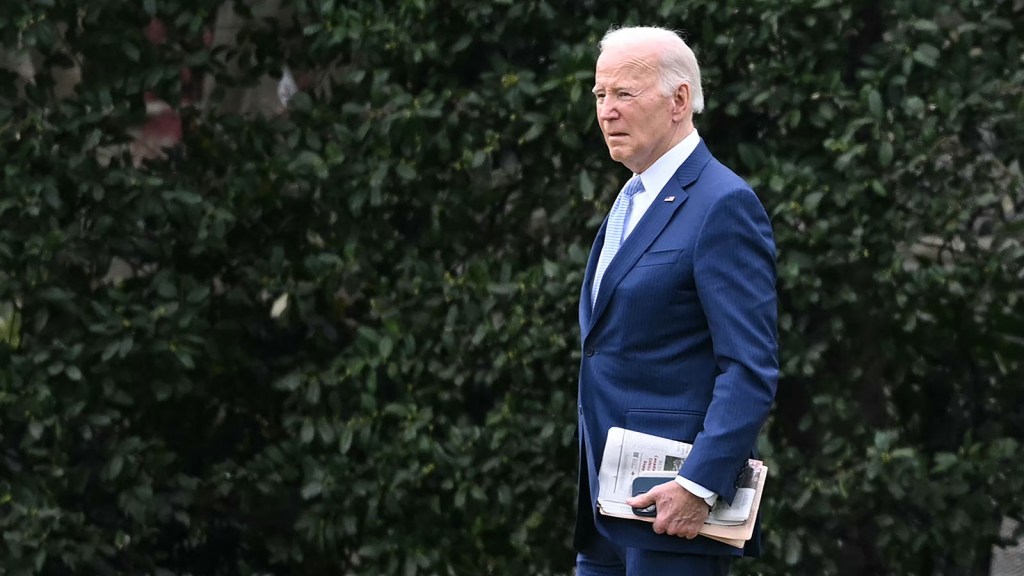 El presidente de Estados Unidos, Joe Biden, se dirige a bordo del Marine One antes de partir desde el jardín sur de la Casa Blanca en Washington, DC, el viernes 22 de marzo. (Mandel Ngan/AFP/Getty Images)