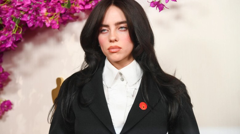 Billie Eilish en la 96ª edición de los Premios de la Academia. Eilish lució un pin con una chaqueta de Chanel pidiendo un alto el fuego en Palestina. (Foto: Alberto Rodríguez/Variety/Getty Images).