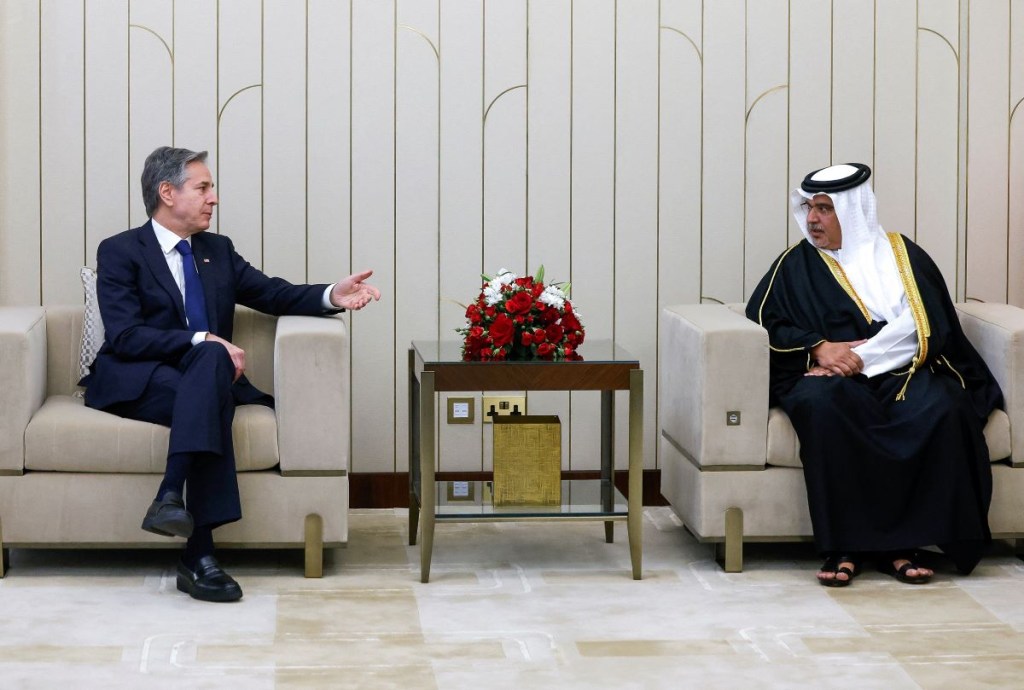 El secretario de Estado de Estados Unidos, Antony Blinken (izq.), se reúne con el primer ministro y príncipe heredero de Bahréin, Salman bin Hamad Al Khalifa, en Manama el 16 de marzo de 2024. (Foto de Evelyn Hockstein / POOL / AFP) (Foto de EVELYN HOCKSTEIN/POOL/AFP)