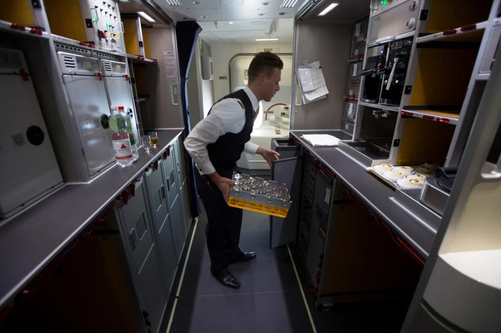 La tripulación puede calentar cientos de comidas a la vez en los hornos de vapor y de convección del avión. (Martin Leissl/Bloomberg/Getty Images).