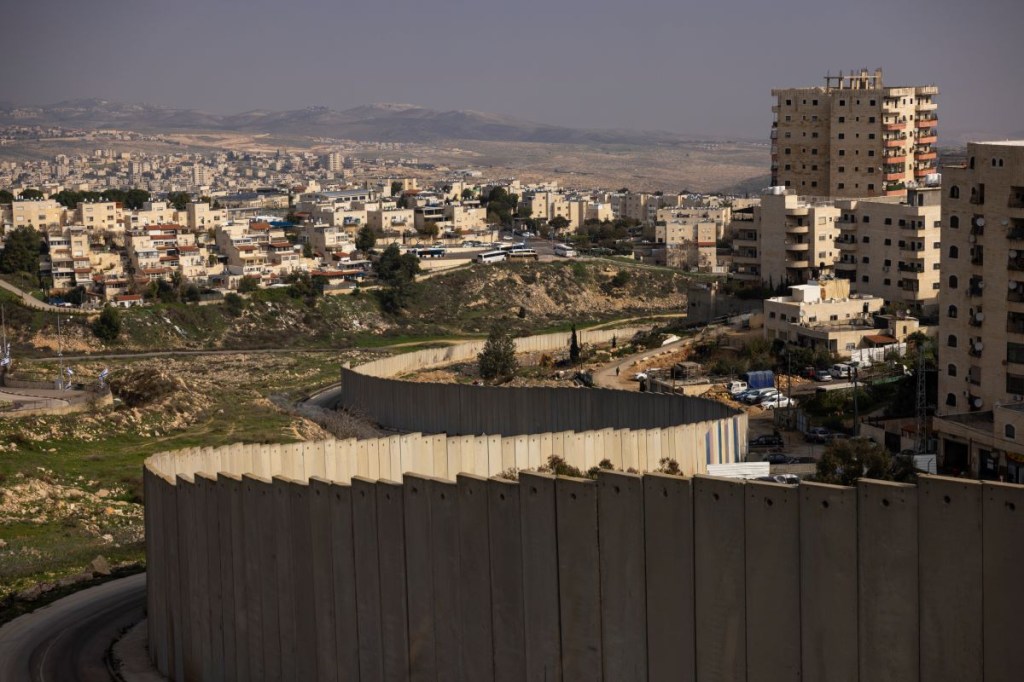 El muro de separación israelí se ve en las afueras del campo de refugiados de Shuafat en Jerusalén Este el 28 de diciembre de 2023 en Jerusalén, Israel. (Maja Hitij/Getty Images)