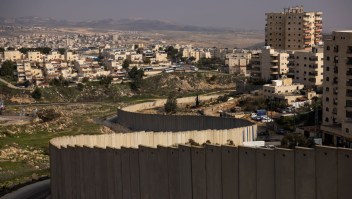 El muro de separación israelí se ve en las afueras del campo de refugiados de Shuafat en Jerusalén Este el 28 de diciembre de 2023 en Jerusalén, Israel. (Maja Hitij/Getty Images)