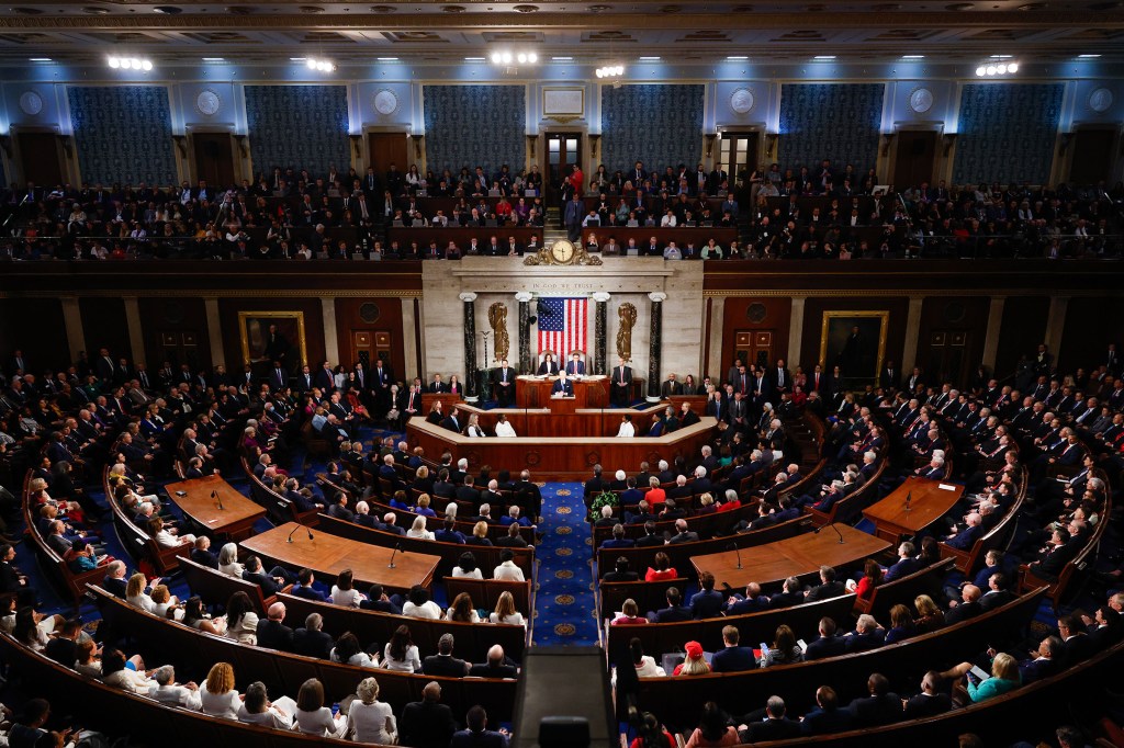 El presidente Joe Biden pronuncia el discurso sobre el Estado de la Unión durante una reunión conjunta del Congreso en la Cámara de Representantes en el Capitolio de los Estados Unidos el 7 de marzo, en Washington. (Chip Somodevilla/Getty Images)