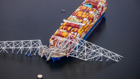 En una vista aérea, se ve el carguero Dali después de chocar y colapsar el puente Francis Scott Key el 26 de marzo, en Baltimore, Maryland. (Tasos Katopodis/Getty Images)