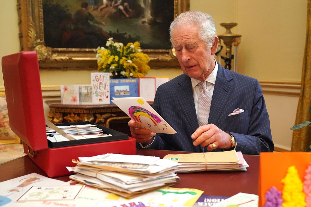 El rey Carlos III lee tarjetas y mensajes enviados por simpatizantes tras su diagnóstico de cáncer en el Palacio de Buckingham el 21 de febrero, en Londres, Inglaterra. (Jonathan Brady/Pool/Getty Images)