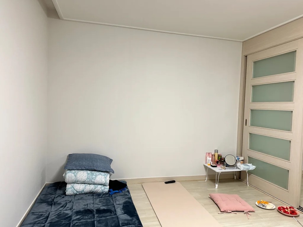 El dormitorio de Chae-ran en su nuevo hogar, amueblado con la ayuda de iglesias y organizaciones locales de Corea del Sur. (Yoonjung Seo/CNN)
