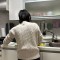Chae-ran, que escapó de Corea del Norte solo para ser traficada en China, prepara comida en su nuevo hogar en Corea del Sur. (Yoonjung Seo/CNN)