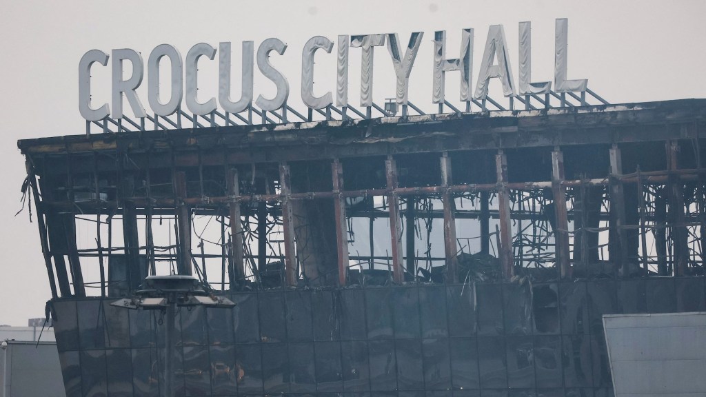 Una imagen muestra la sala de conciertos Crocus City Hall quemada en Krasnogorsk, en las afueras de Moscú, el sábado. (Foto: Stringer/AFP/Getty Imágenes).