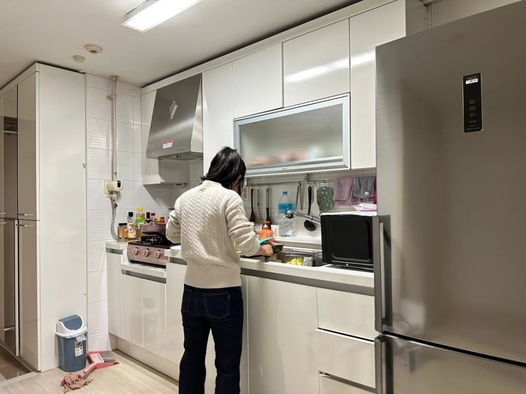 La cocina de Chae-ran está equipada con electrodomésticos, ollas y sartenes recién comprados. (Yoonjung Seo/CNN)