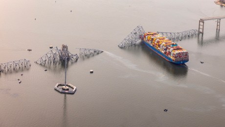 El carguero Dali es visto después de chocar y colapsar el puente Francis Scott Key el 26 de marzo en Baltimore, Maryland. (Tasos Katopodis/Getty Images)