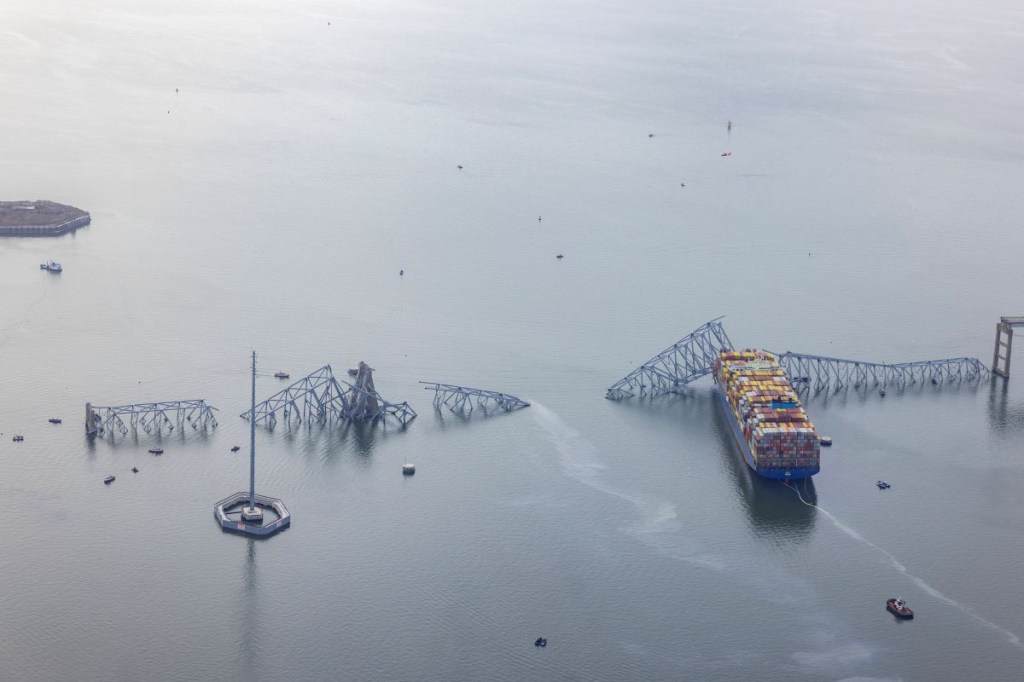 En una vista aérea, el carguero Dali se sienta en el agua después de chocar y colapsar el puente Francis Scott Key el 26 de marzo de 2024 en Baltimore, Maryland. (Foto de Tasos Katopodis/Getty Images)