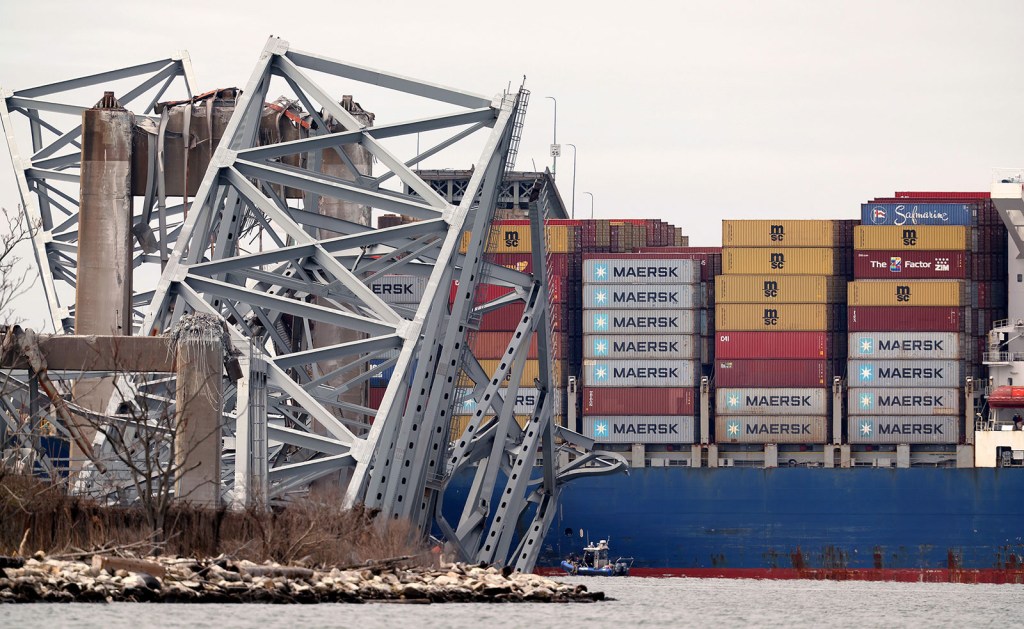 El buque de carga Dali se encuentra en el agua después de chocar y derrumbarse el puente Francis Scott Key el martes en Baltimore. (Kevin Dietsch/Getty Images)