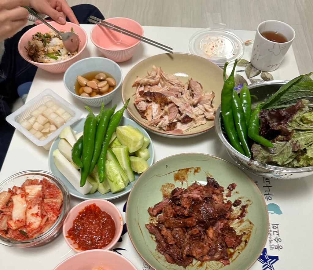 Chae-ran preparó la cena en su casa en Corea del Sur. (Yoonjung Seo/CNN)