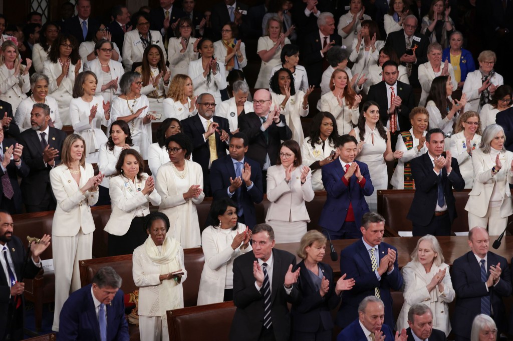 Los miembros del grupo demócrata visten de blanco por los derechos de la mujer durante el discurso sobre el Estado de la Unión del presidente Joe Biden. (Alex Wong/Getty Images)
