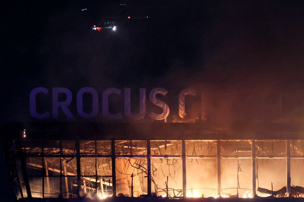 Una vista muestra la sala de conciertos Crocus City Hall en llamas tras el tiroteo en Krasnogorsk, en las afueras de Moscú, el 22 de marzo de 2024. (Foto de STRINGER/AFP vía Getty Images)