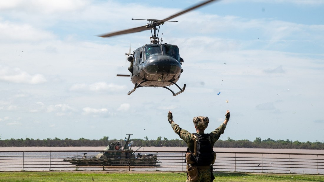 Helicóptero de la Fuerza Aérea y lancha de la Armada en el despliegue en Rosario (Ministerio de Defensa de Argentina)