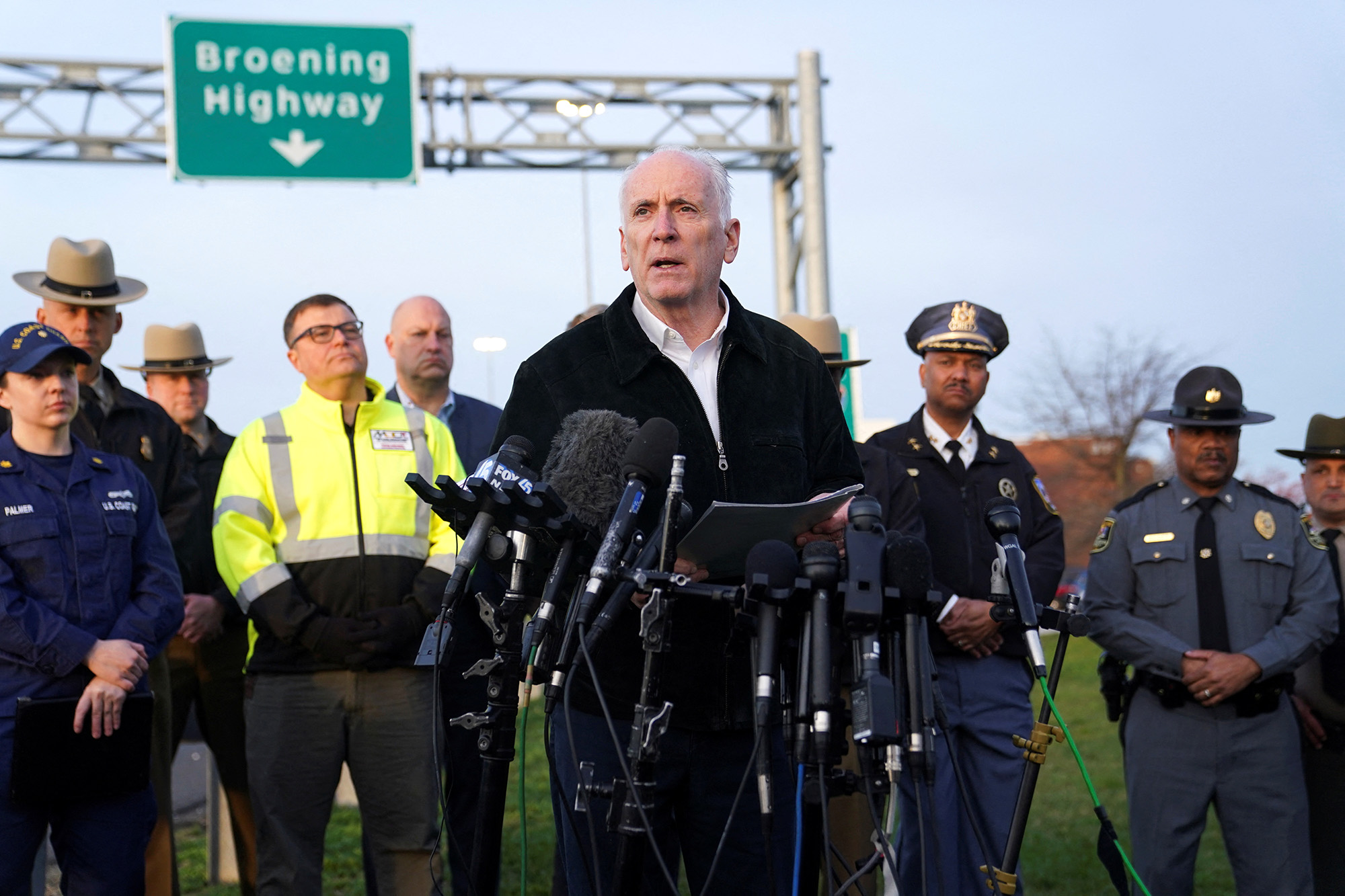Menteri Transportasi Maryland Paul J.  Widefield berbicara dalam konferensi pers menyusul runtuhnya Jembatan Francis Scott Key di Baltimore, Maryland, pada 26 Maret.  (Kredit: Nathan Howard/Reuters)