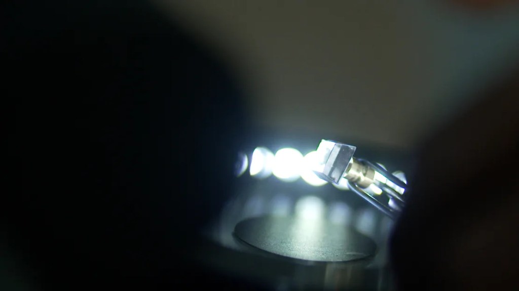 Un bloque de diamante en bruto listo para ser pulido o cortado en diamantes en bruto. (Paul Devitt/CNN)