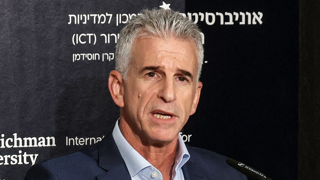 El director del Mossad de Israel, David Barnea, habla durante la Cumbre Mundial del Instituto Internacional contra el Terrorismo en Herzliya, Israel, el 10 de septiembre. (Gil Cohen-Magen/AFP/Getty Images)