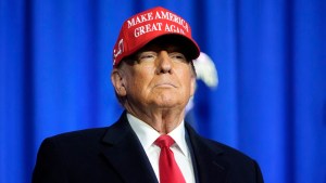 El expresidente Donald Trump llega a un mitin de campaña en Waterford Township, Michigan, el 17 de febrero de 2024. (Paul Sancya/AP)