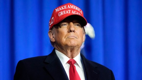 El expresidente Donald Trump llega a un mitin de campaña en Waterford Township, Michigan, el 17 de febrero de 2024. (Paul Sancya/AP)