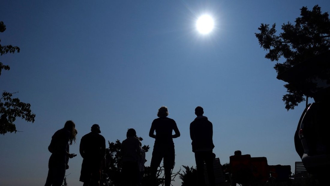 Gente reunida cerca de Redmond, Oregon, en agosto de 2017 para ver un eclipse solar total. Los cúmulos poco profundos comienzan a disiparse en grandes proporciones cuando solo se cubre una fracción del sol, según un nuevo estudio. (Ted S. Warren/AP)