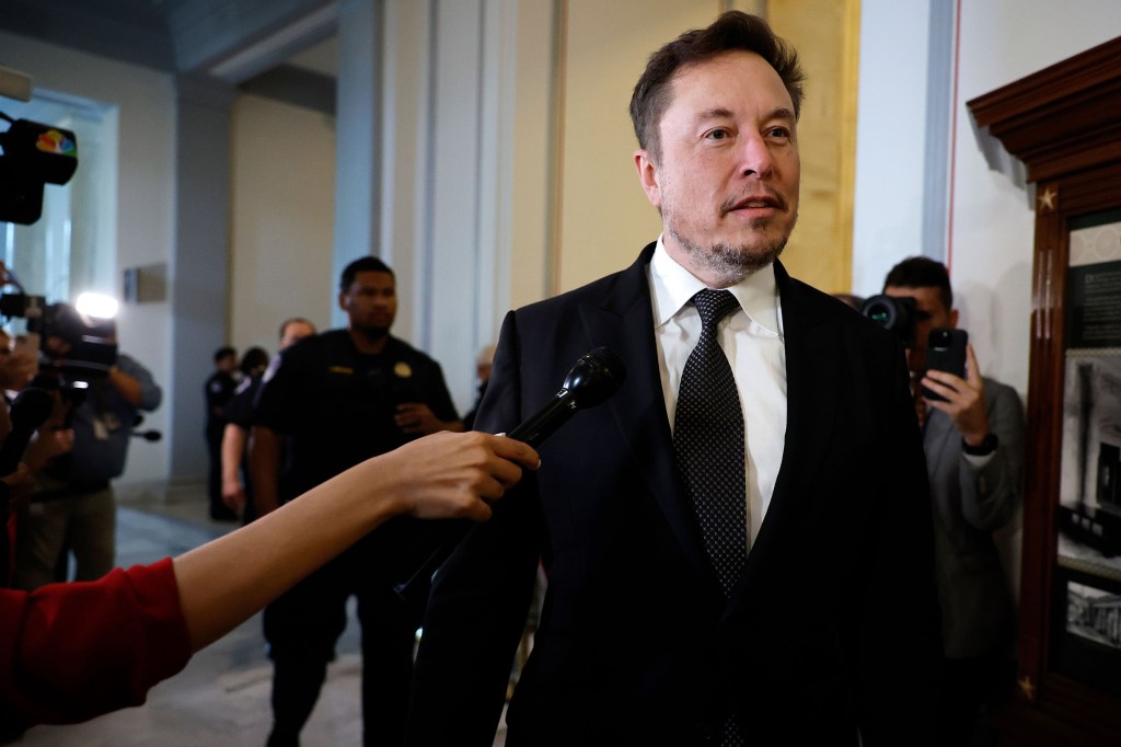 Elon Musk llega al “AI Insight Forum” fuera del Kennedy Caucus Room en el edificio de oficinas del Senado Russell en Capitol Hill el 13 de septiembre de 2023 en Washington. (Chip Somodevilla/Getty Images)