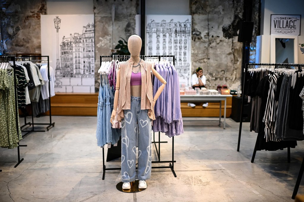 Los trabajadores confeccionan ropa en una fábrica de ropa que abastece a Shein en la provincia de Guangdong, en el sur de China, en julio de 2022. (Foto: Jade Gao/AFP/Getty Images).