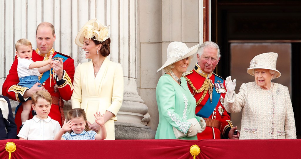 El príncipe Louis se tapa las orejas con las manos mientras los aviones rugen sobre el Palacio de Buckingham durante el desfile Trooping the Color con otros miembros de la familia real en Londres en junio de 2022.