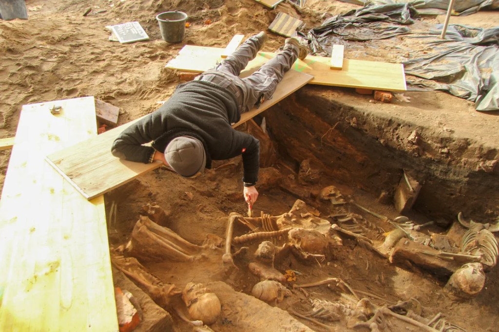 Los arqueólogos tuvieron que trabajar desde puentes improvisados ​​debido a la alta densidad de enterramientos. (En Terra Veritas)