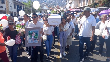 Personas cargan el féretro de Camila en Taxco. (Crédito: CNN en Español)
